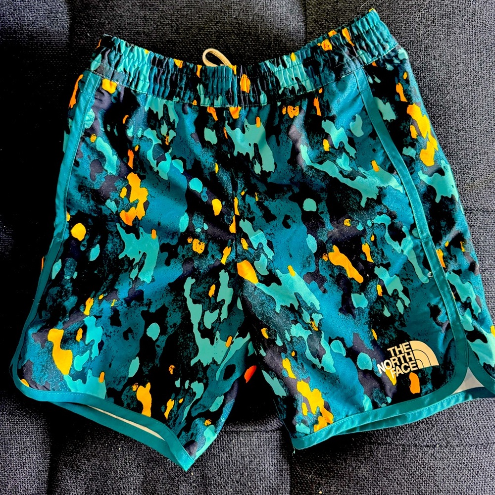NWOT The North Face Flashdry multicolor shorts size small (7/8) with mesh pocket